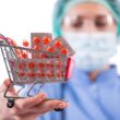 Handlowiec i farmaceuta omawiający umowę dostaw leków przy biurku