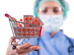 Handlowiec i farmaceuta omawiający umowę dostaw leków przy biurku