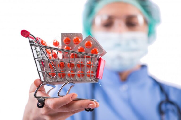 Handlowiec i farmaceuta omawiający umowę dostaw leków przy biurku