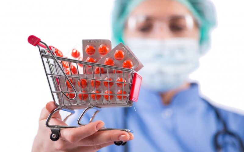 Handlowiec i farmaceuta omawiający umowę dostaw leków przy biurku